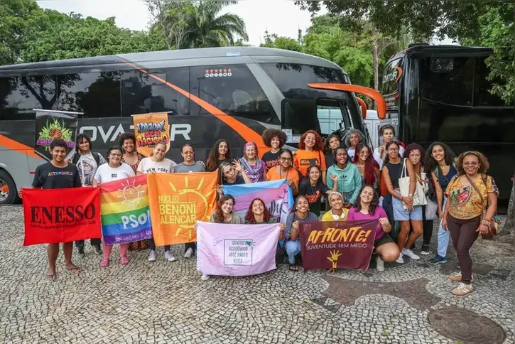 Mulheres embarcam em ônibus no Rio de Janeiro para participar, em Brasília, da Marcha das Mulheres Negras