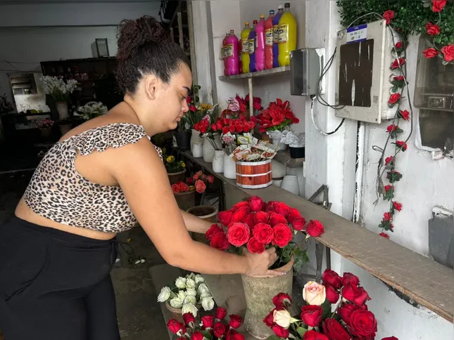 A vendedora Ana Coerne revelou quais são os tipos de flores mais procurados