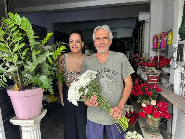 Vendedora e dono de floricultura esperam movimento intenso no Dia de Finados