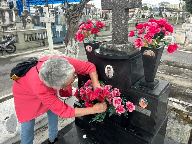 Idosa visita túmulo de família