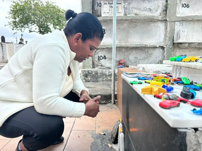 Berenice Correia, visita e faz pedidos no túmulo de "Paulinho Milagreiro"