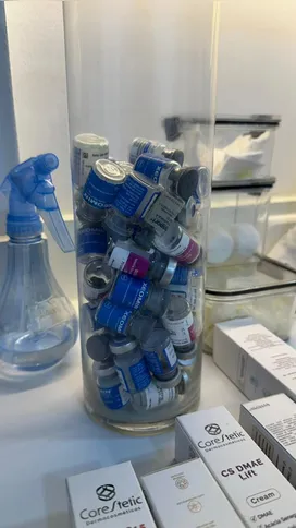 Durante a ação, a Vigilância Sanitária municipal lavrou autos de infração e termos sanitários contra o estabelecimento