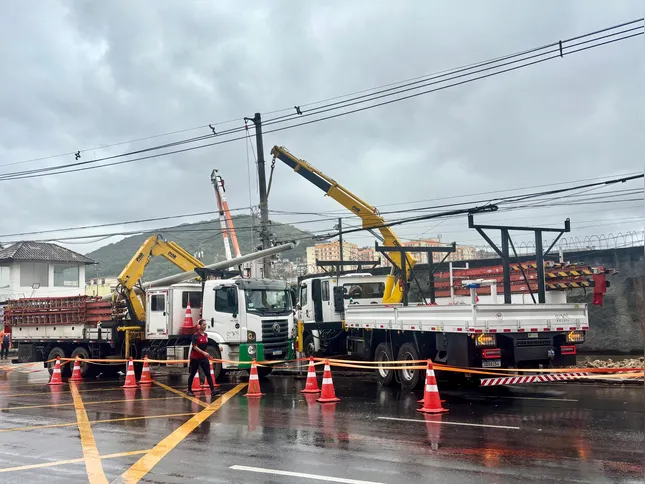 De acordo com a concessionária, a previsão é que o fornecimento de energia seja restabelecido até às 15h