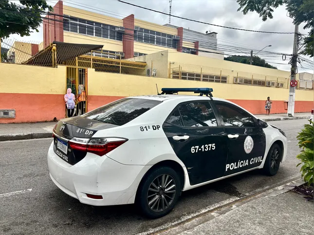 Viatura da 81ª DP (Itaipu) foi vista em frente à escola