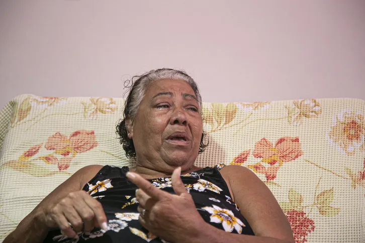 Emocionada, Rosimeri lamenta não conseguir mais fazer algo que sempre fez parte da sua rotina, como costurar