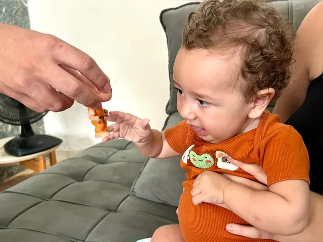 Três meses após a aplicação, Liam apresenta avanços motores