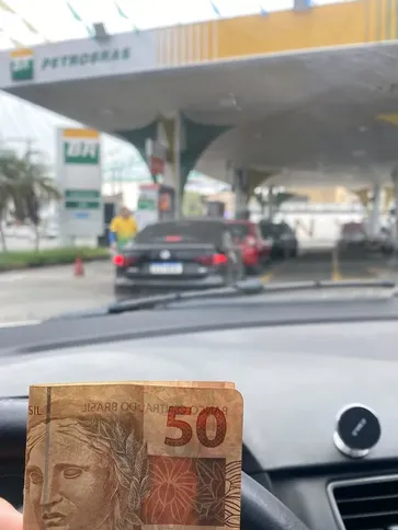 Motoristas já vinham reclamando sobre alguns postos aceitarem apenas pagamento em dinheiro