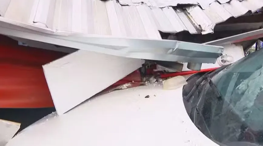 Na fuga, o criminoso que estava no volante perdeu o controle e bateu em um restaurante