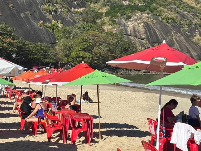 Praia cheia durante o inverno aumenta o faturamento dos quiosques