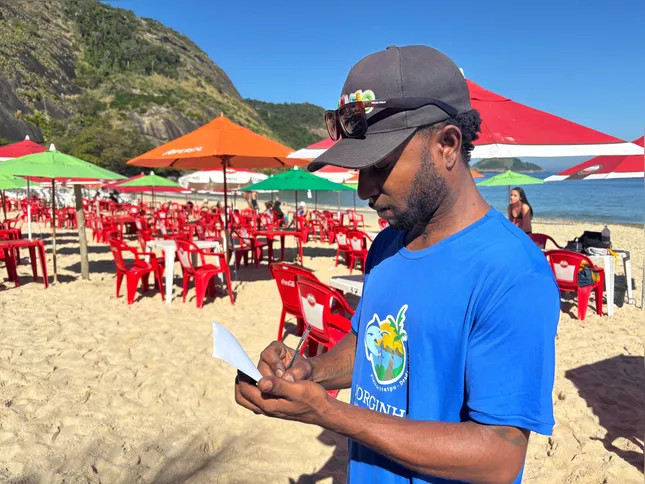 Vendedor de quiosque de praia Leandro dos Santos, comenta sobre o aumento de vendas