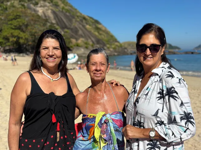 Amigas aproveitam praia durante o veranico juntas: Deise Medeiros, Ana Maria Guerreiro e Valéria Conte, da esquerda para a direita