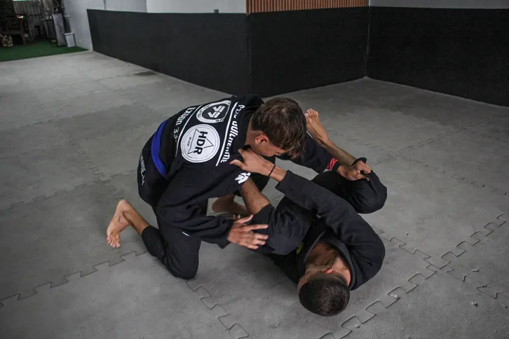 Imagem ilustrativa da imagem Atletas de Niterói vendem paçoca para disputar o Brasileiro de Jiu-Jitsu em São Paulo