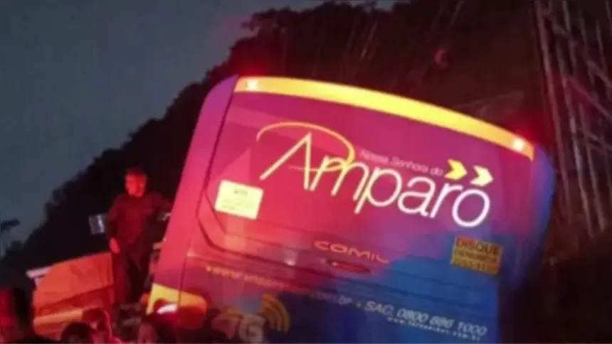 Ônibus da Viação Amparo caiu em uma vala na RJ-106 após desviar de um carro