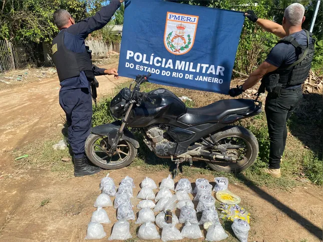Com ele, além da motocicleta, foram encontrados uma drogas, um rádio transmissor e uma granada