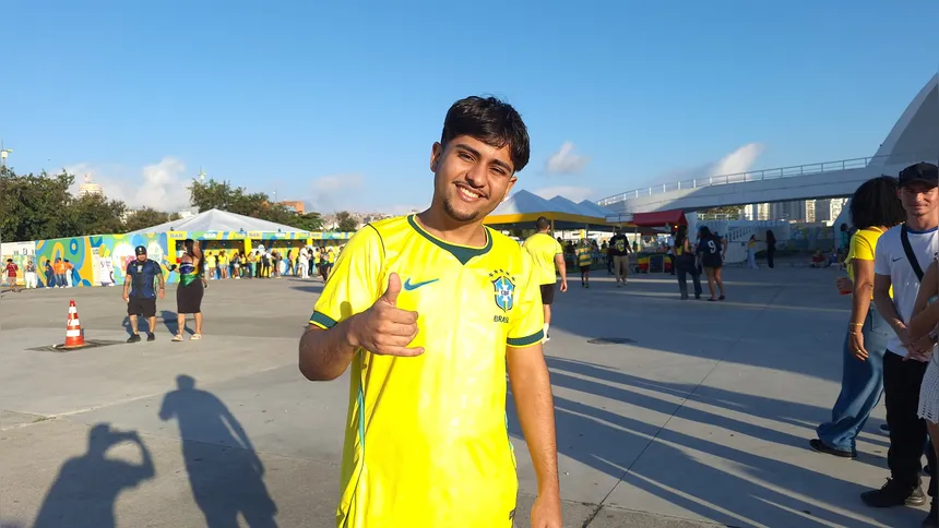 Cauã curtiu a festa em Niterói e já previu o resultado do próximo jogo