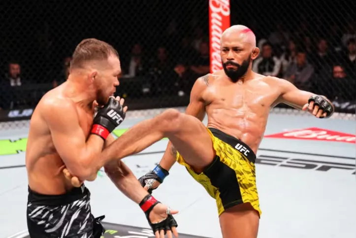 Deiveson Figueiredo (direita) lutando no UFC