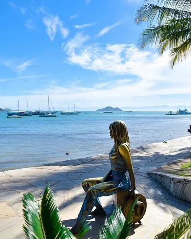 Brigitte Bardot é uma das celebridades homenageada com uma estátua  na cidade de Búzios, na Região dos Lagos