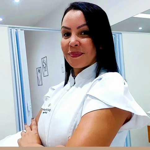 A farmacêutica e especialista em Estética Avançada explica como o procedimento melhora o contorno, firmeza e volume do glúteo sem perder a naturalidade