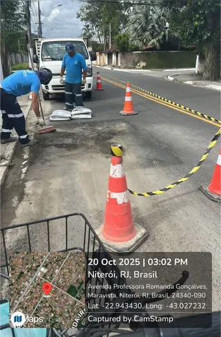 Equipe da Águas de Niterói foi ao local para fazer reparos da via, mas o desnível continua