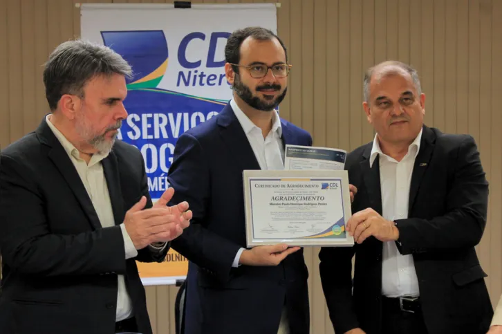 O presidente da CDL Niterói, Luiz Vieira, e o presidente do Conselho Superior da entidade, Joaquim Pinto, entregaram ao ministro o Manifesto do Comércio Varejista