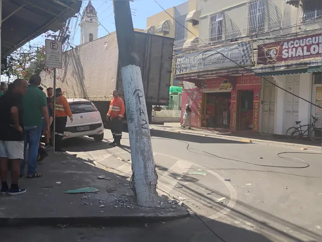 O caminhão teria batido em fios da rede elétrica, ocasionando a queda do poste