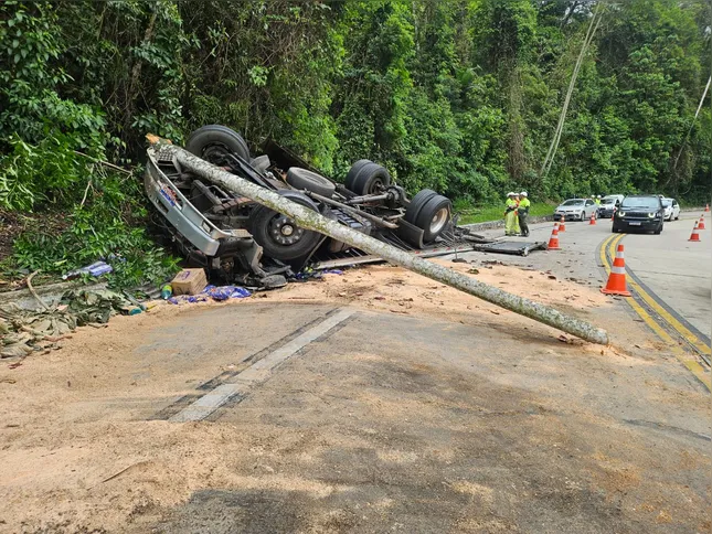 Imagem ilustrativa da imagem Caminhão perde freios e motorista morre em grave acidente na Serra de Guapimirim