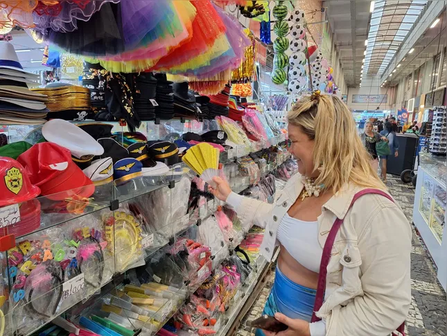 Débora Machado, 41 anos, em busca de ideias para montar sua fantasia.