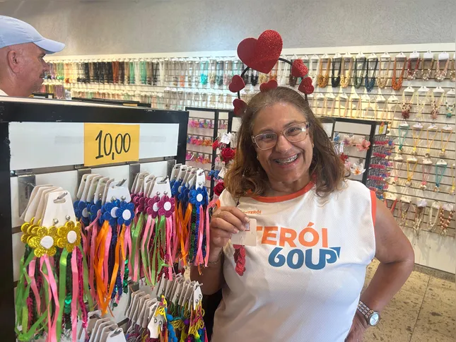 Rosali garantiu seu arco decorado e o brinco para o Carnaval 2026