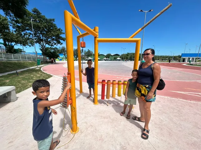 Gleide Gomes e os netos pela primeira vez no Parque RJ Nosso Sonho