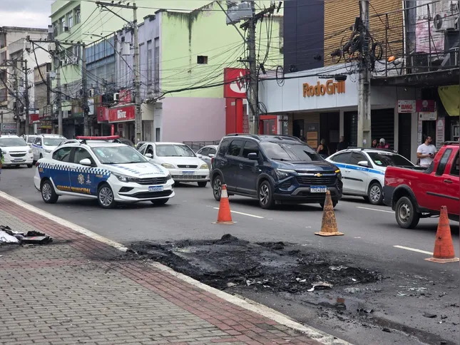 Guardas municipais orientam o trânsito no local