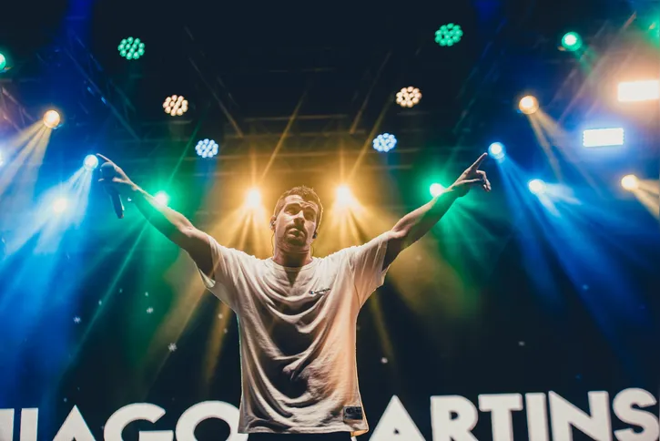 Thiago Martins alcançou a marca de mais de 5 mil shows realizados celebrando a cultura brasileira e sua trajetória é validade por colaborações com ícones do samba e do pagode como Jorge Aragão, Belo, Mart´nália, Zeca Pagodinho e Xande de Pilares