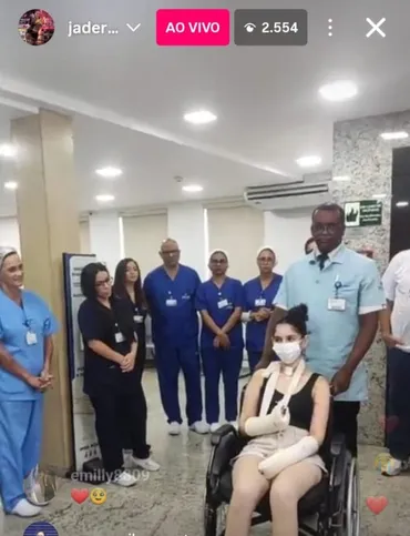Antes de deixar o hospital, Alana foi homenageada pela equipe médica