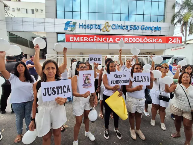 Diversas pessoas aguardavam vestidas de branco, segurando balões e cartazes pedindo justiça