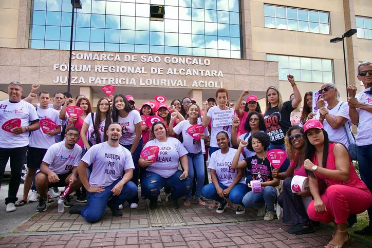 Do lado de fora do fórum, o clima é de comoção, expectativa e cobrança