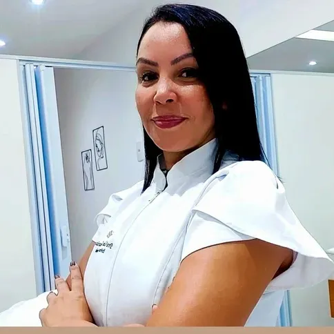 A Farmacêutica especialista em Estética Avançada, Dra Aline Guimarães, explicou o que seria o PMMA