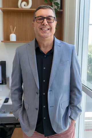 O especialista em Harmonização Facial e Corporal, Alexsandro Moreira Monteiro, diz que os danos podem afetar o paciente horas ou até mesmo anos depois da aplicação