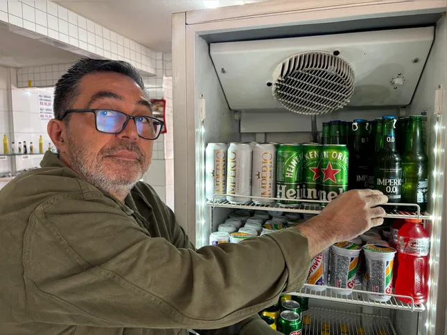 Luiz Costa, dono de uma pensão em São Gonçalo, diz que em sua loja, a procura ainda é baixa