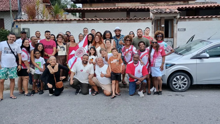 Momento de emoção: sambistas da Cacique com familiares de Arthur Maia