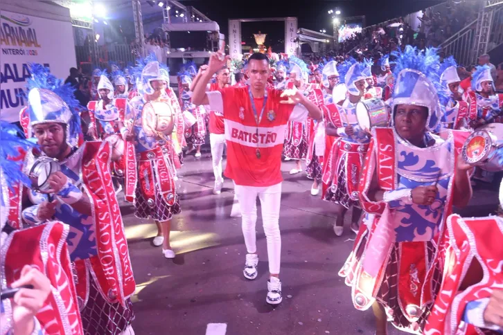 Imagem ilustrativa da imagem Começou!: Com altos e baixos, Niterói abre o maior Carnaval da história no Caminho Niemeyer