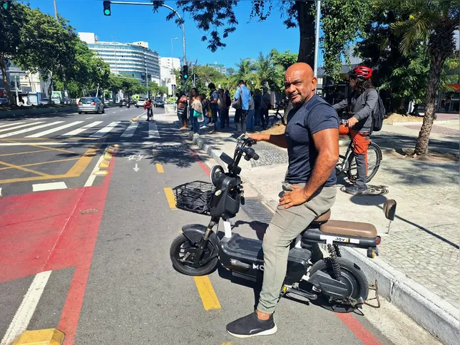 O professor de jiu-jitsu Adilson, de 57 anos