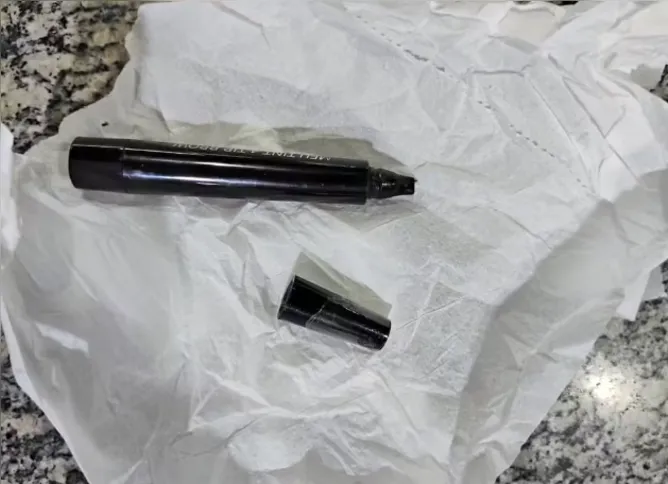 A cliente teria usado um lápis de sobrancelha para perfurar o rosto da funcionária mais jovem