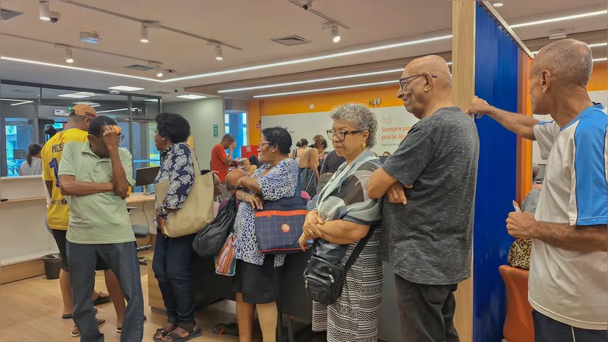 Fila para atendimento na agência do banco Itaú.