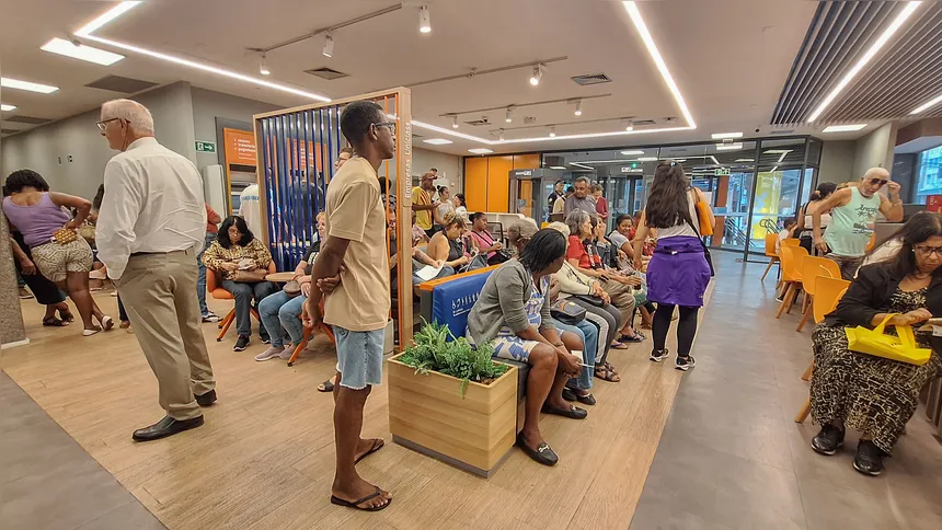 Clientes aguardando atendimento na agência do banco Itaú.