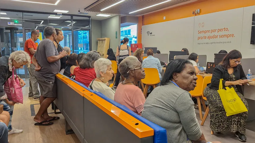 Clientes aguardando atendimento presencial.