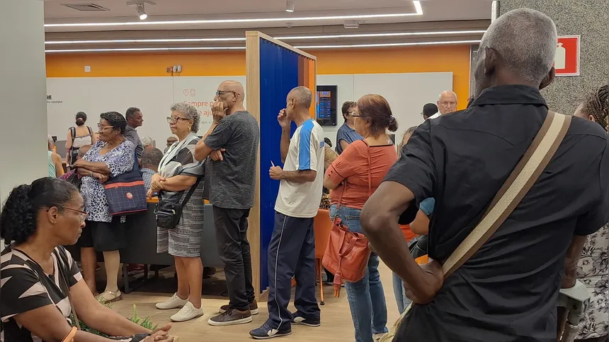 Fila para atendimento na agência do banco Itaú.