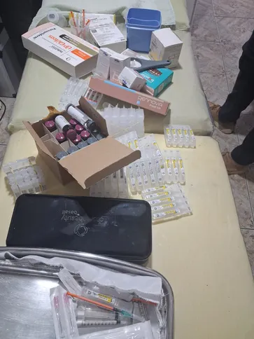 Foram encontrados medicamentos vencidos e produtos armazenados de forma irregular