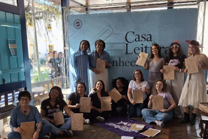 Imagem ilustrativa da imagem Coletiva Escritoras Vivas lança livro artesanal e destaca literatura de autoria feminina durante a Flip 2026