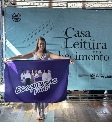 Professora e autora Yonara Costa ministrou oficina que deu início ao livro coletivo