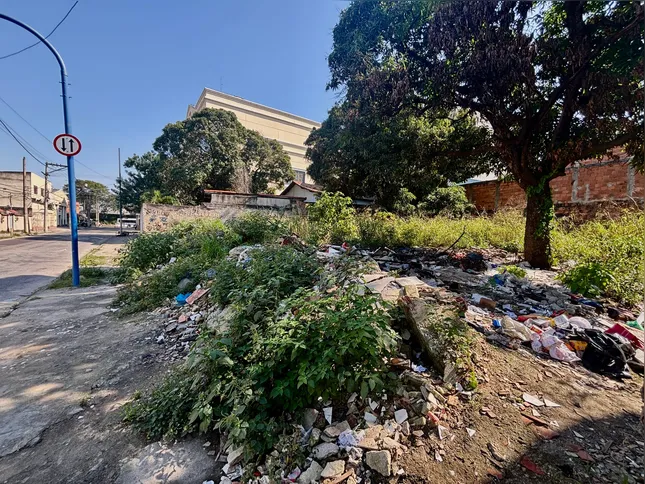 Segundo comerciantes, o terreno baldio da Rua Adolfo Brum é ocupado por dependentes químicos durante a noite