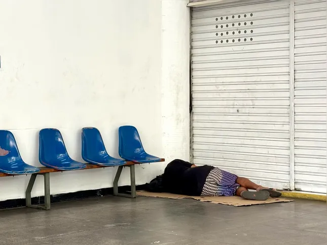 Pessoas em situação de rua dormem nas dependências da rodoviária